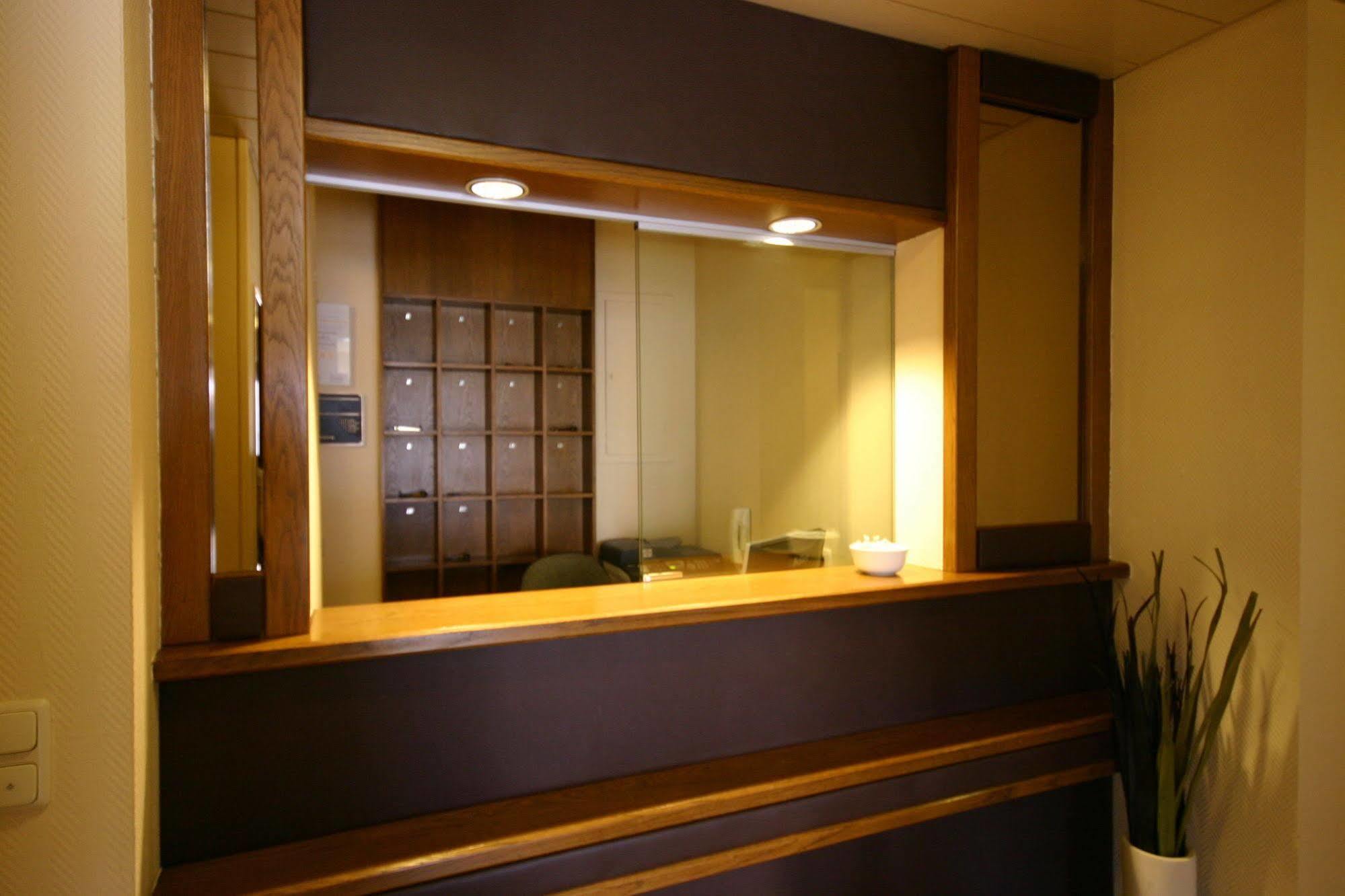 Hotel Augsburg Langemarck Bagian luar foto